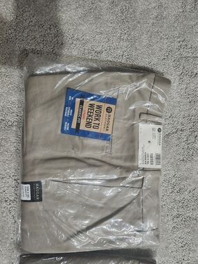 32x30 Haggar Men's Classic Fit Chino Pants in Light Khaki